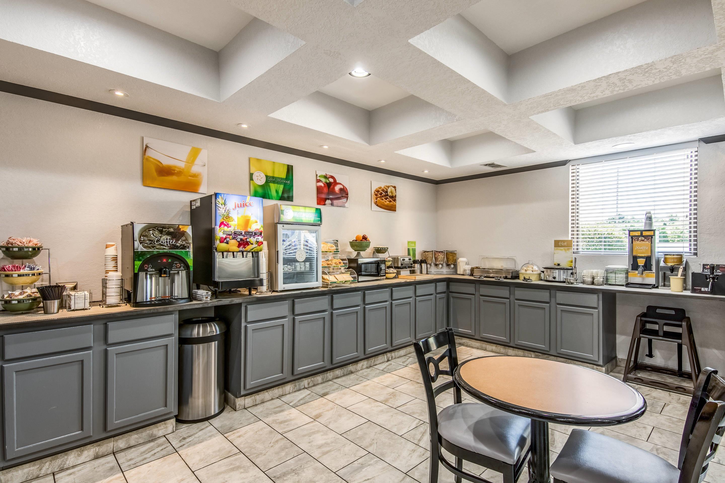 Free hot breakfast | Quality Suites Maumelle - Little Rock NW