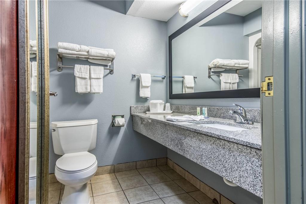 QUALITY SUITES MAUMELLE - LITTLE RO-guestroom-Guest Room,Bathroom,On-Site.jpg