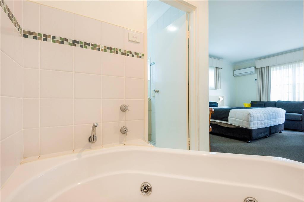COMFORT INN ALL SEASONS-guestroom-Guest Room,Bathroom,On-Site.jpg