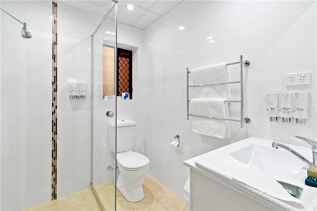 QUALITY HOTEL ROBERTSON GARDENS-guestroom-Guest Room,Bathroom,On-Site.jpg