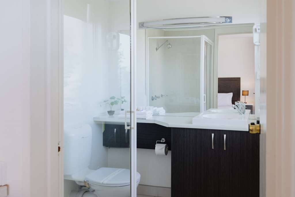 COMFORT INN TRARALGON-guestroom-Guest Room,Bathroom,On-Site.jpg