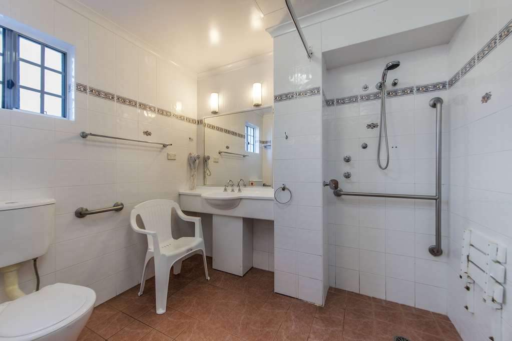 QUALITY INN PENRITH-guestroom-Guest Room,Bathroom,On-Site.jpg
