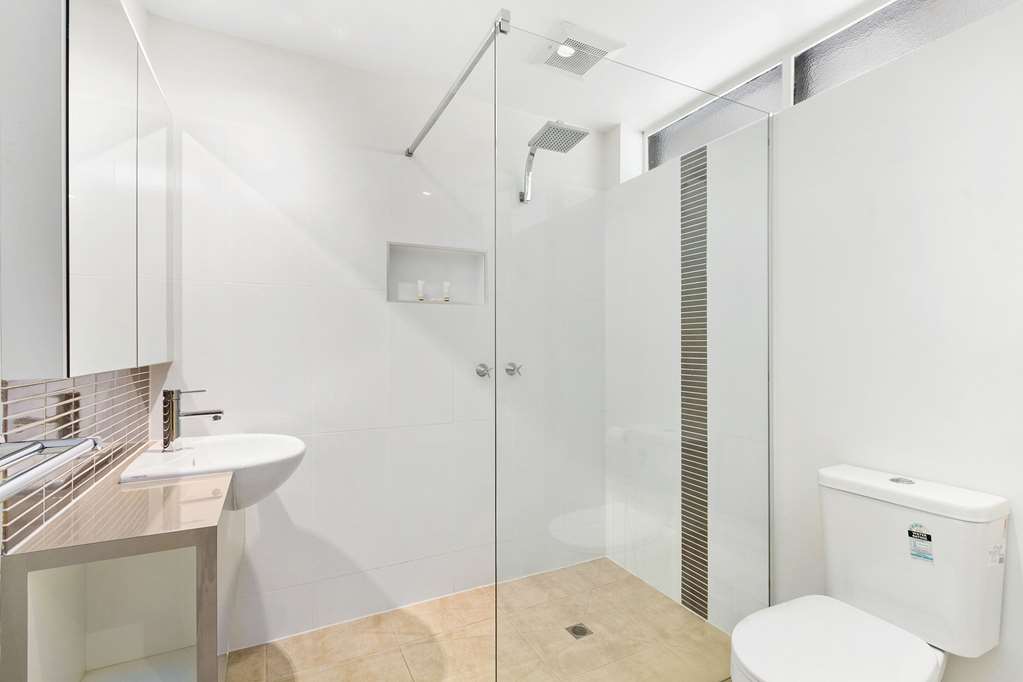 QUALITY INN & SUITES TRARALGON-guestroom-Guest Room,Bathroom,On-Site.jpg