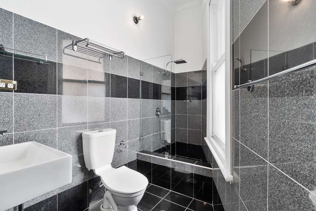 HOTEL HARRY AN ASCEND COLLECTION HO-guestroom-Guest Room,Bathroom,On-Site.jpg