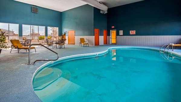 Pool - SureStay Hotel by Best Western Ottawa - I-35, Exit 183