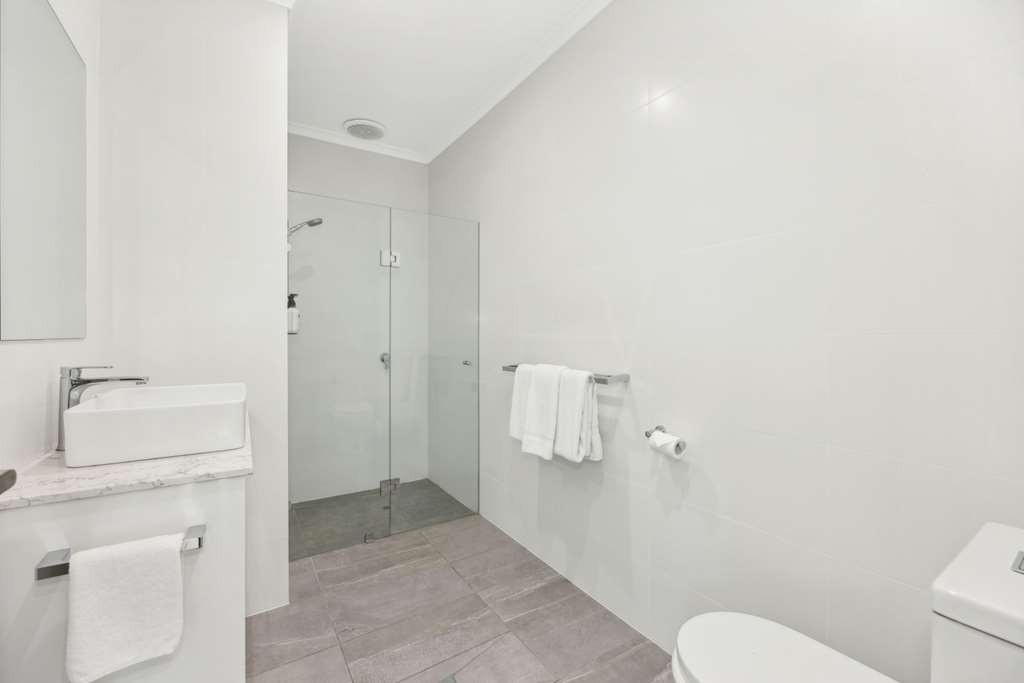 COMFORT INN REGAL PARK-guestroom-Guest Room,Bathroom,On-Site.jpg
