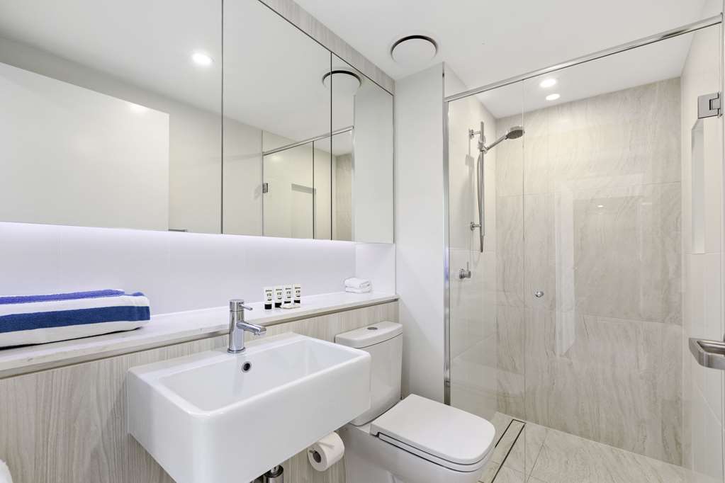 BREEZE MOOLOOLABA AN ASCEND COLLECT-guestroom-Guest Room,Bathroom,On-Site.jpg