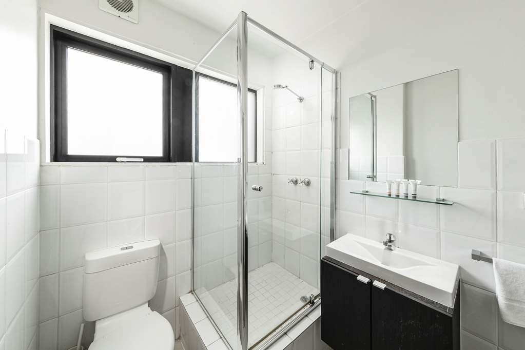 COMFORT HOTEL EAST MELBOURNE-guestroom-Guest Room,Bathroom,On-Site.jpg