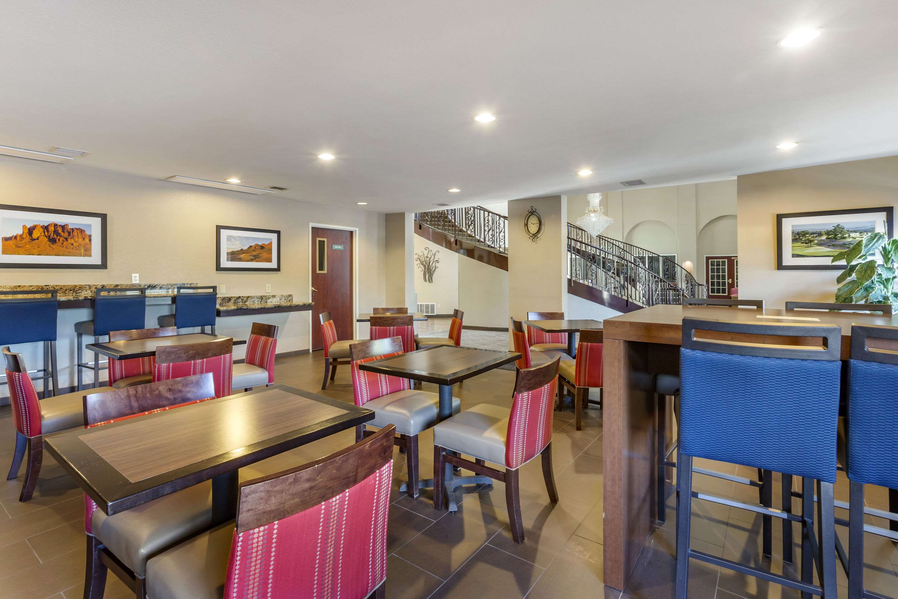 Breakfast area | Comfort Suites Phoenix Airport