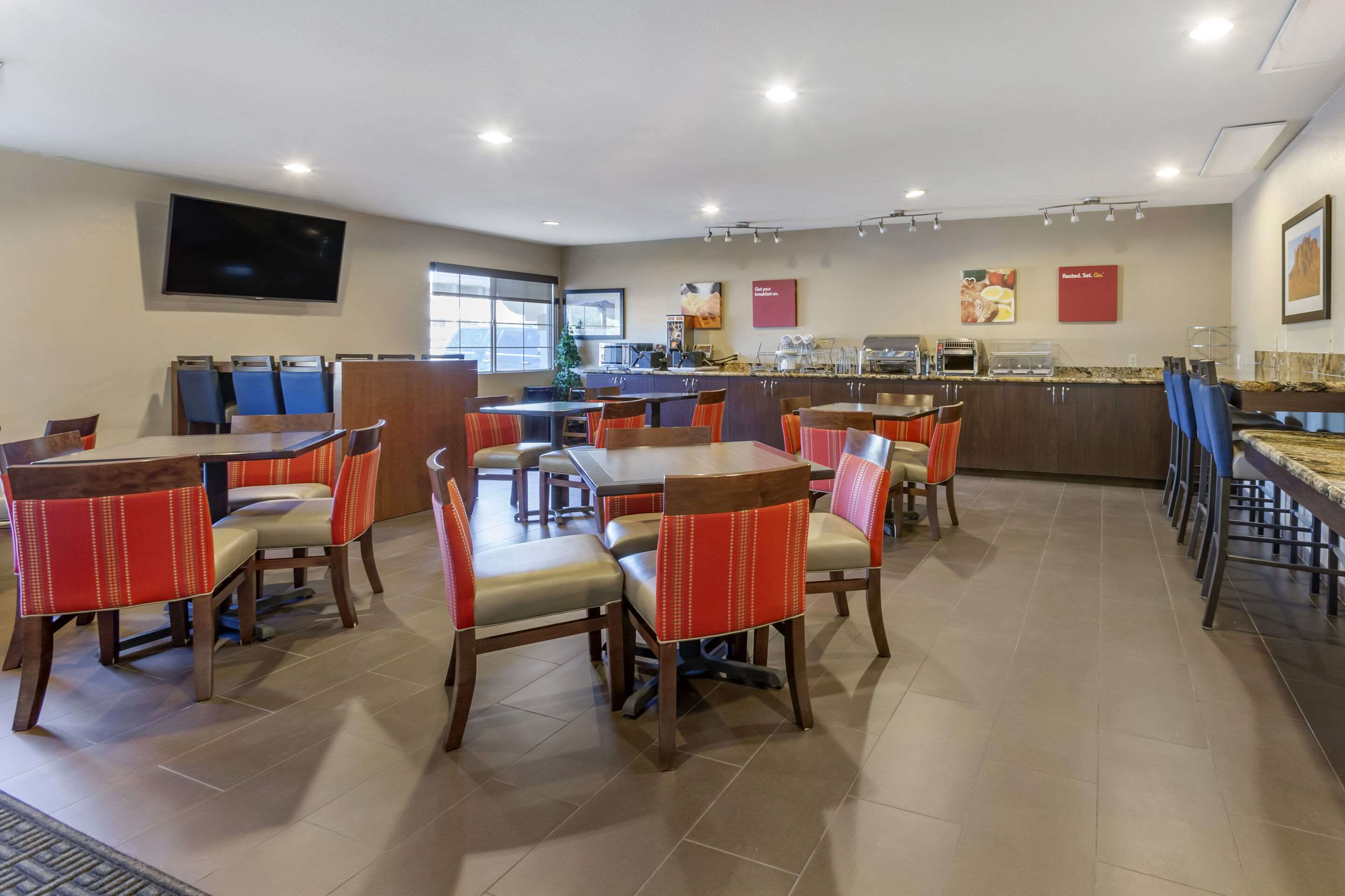 Breakfast area | Comfort Suites Phoenix Airport