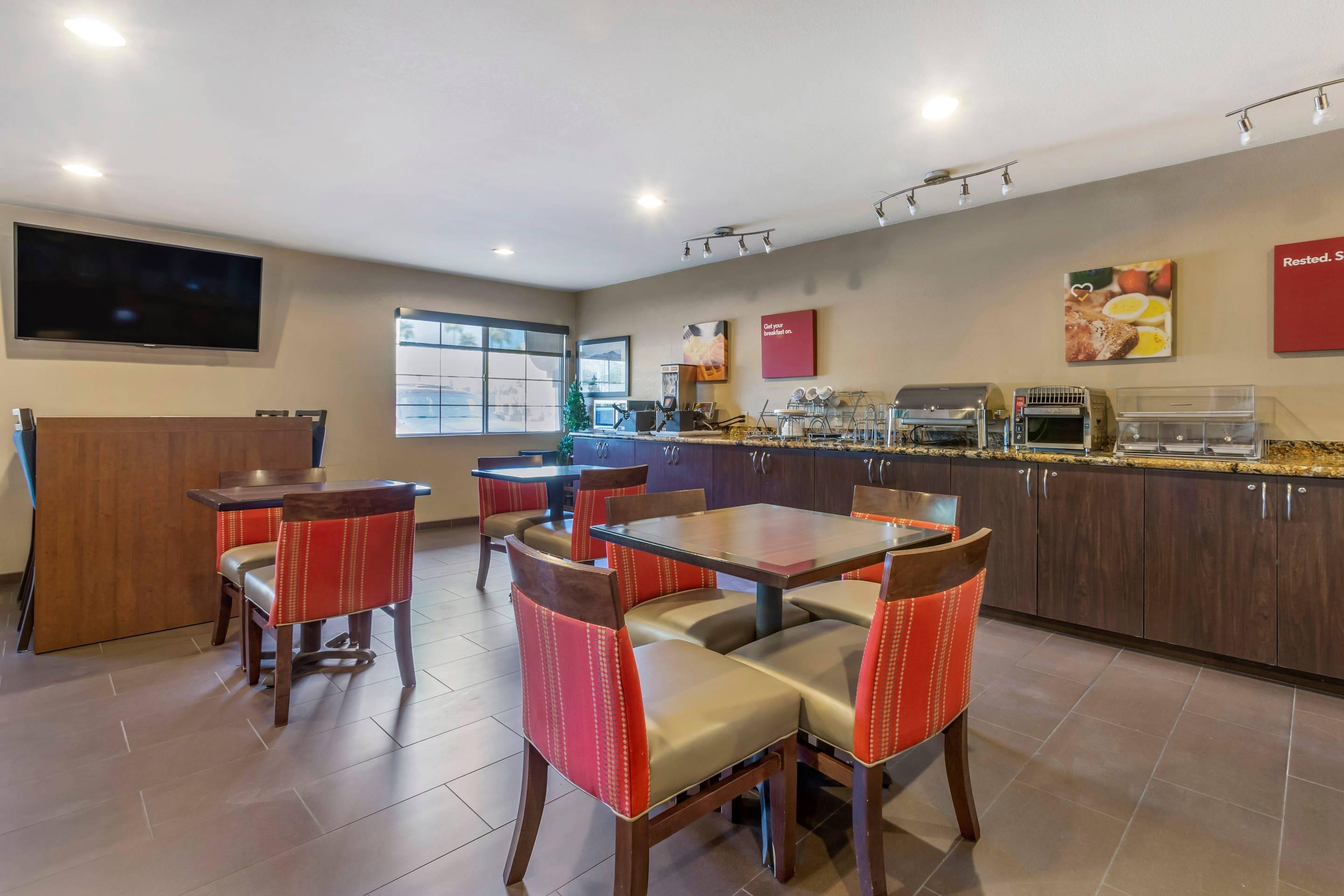 Breakfast area | Comfort Suites Phoenix Airport