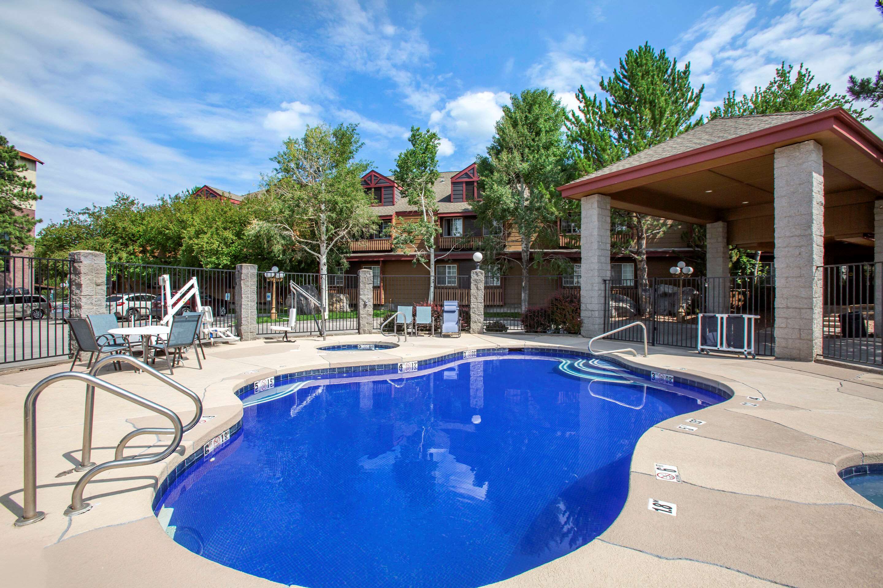 Outdoor pool | Comfort Inn I-17 & I-40 Flagstaff