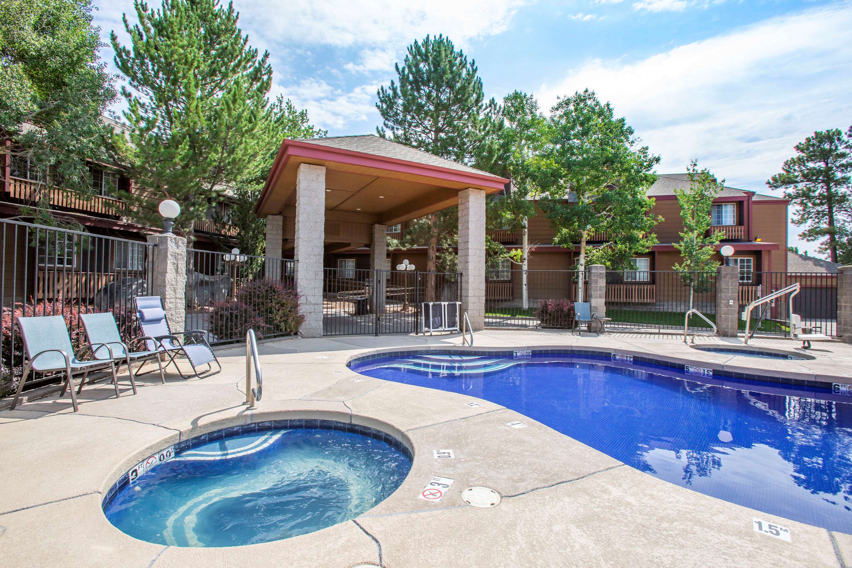 Outdoor pool | Comfort Inn I-17 & I-40 Flagstaff