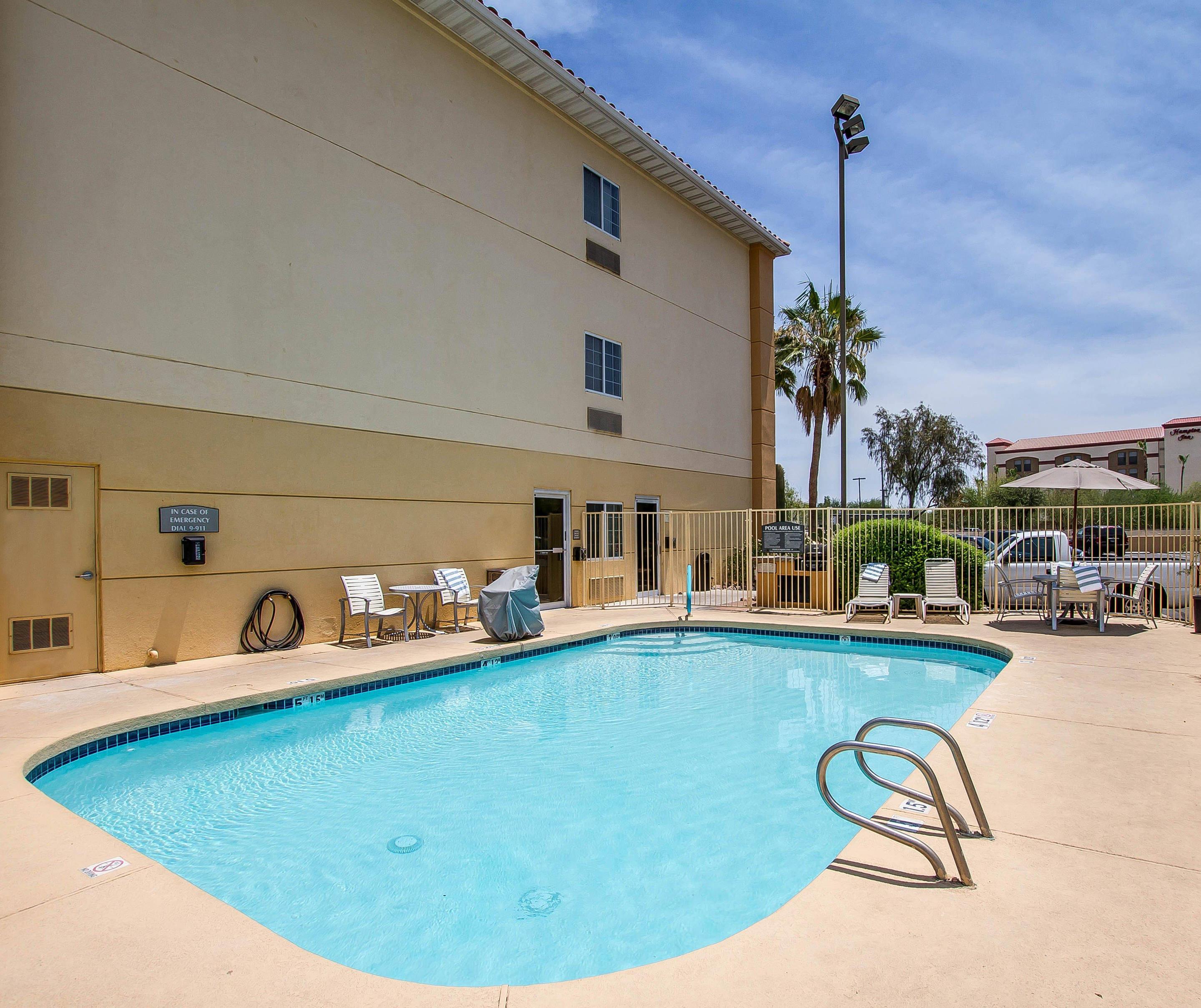 Outdoor pool with sundeck | Comfort Suites Peoria Sports Complex