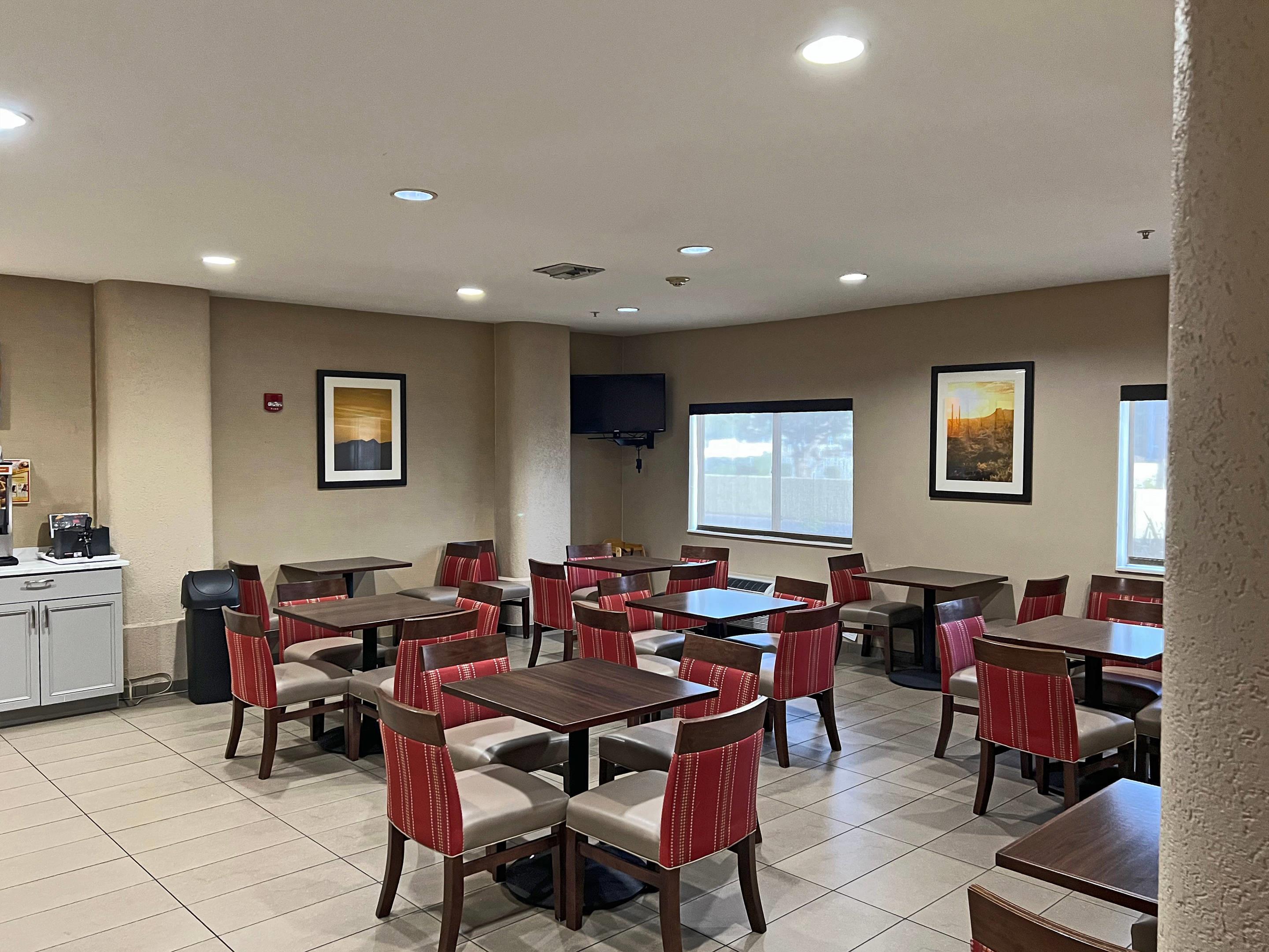 Breakfast area | Comfort Suites Peoria Sports Complex