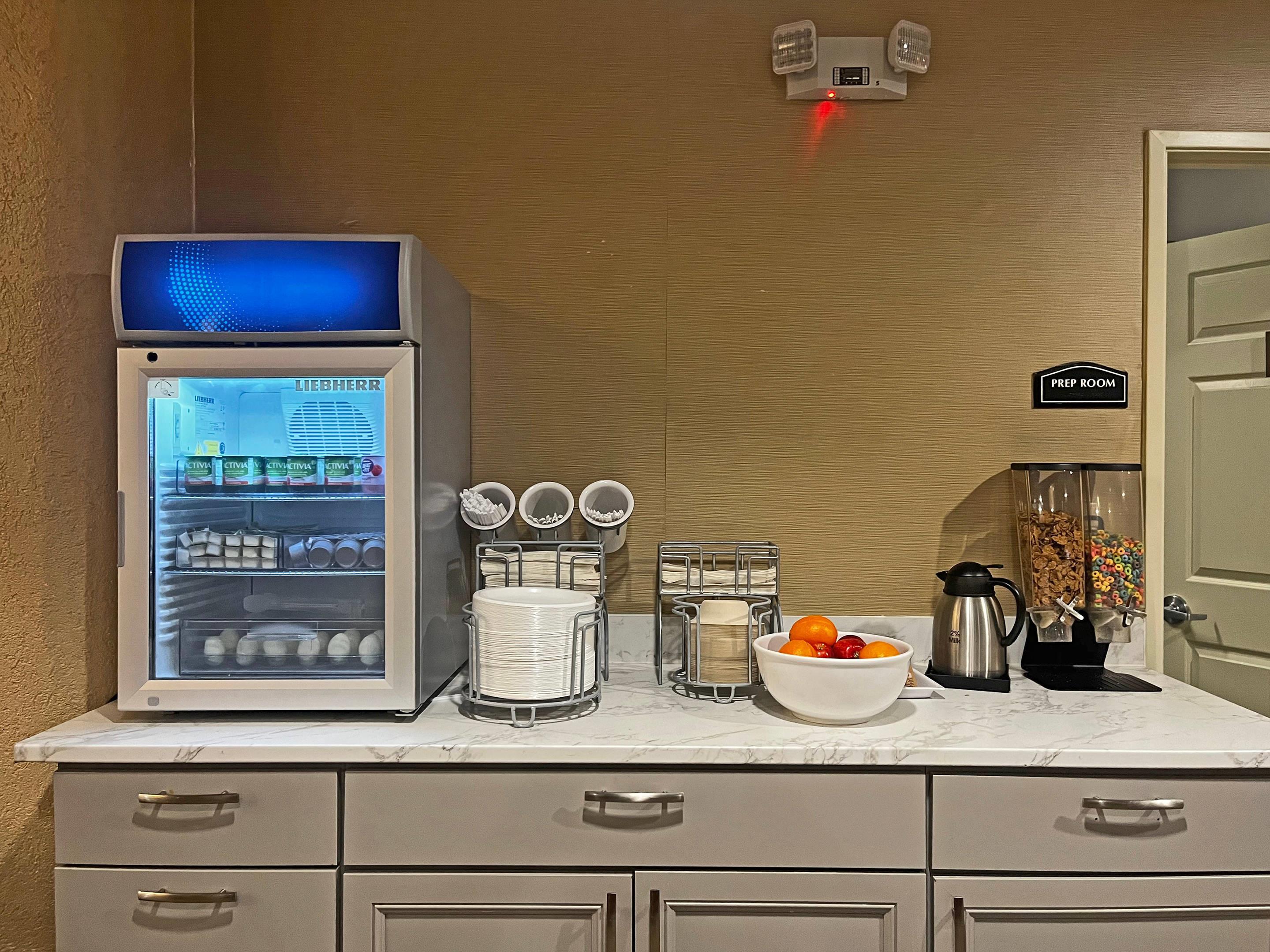 Breakfast area | Comfort Suites Peoria Sports Complex