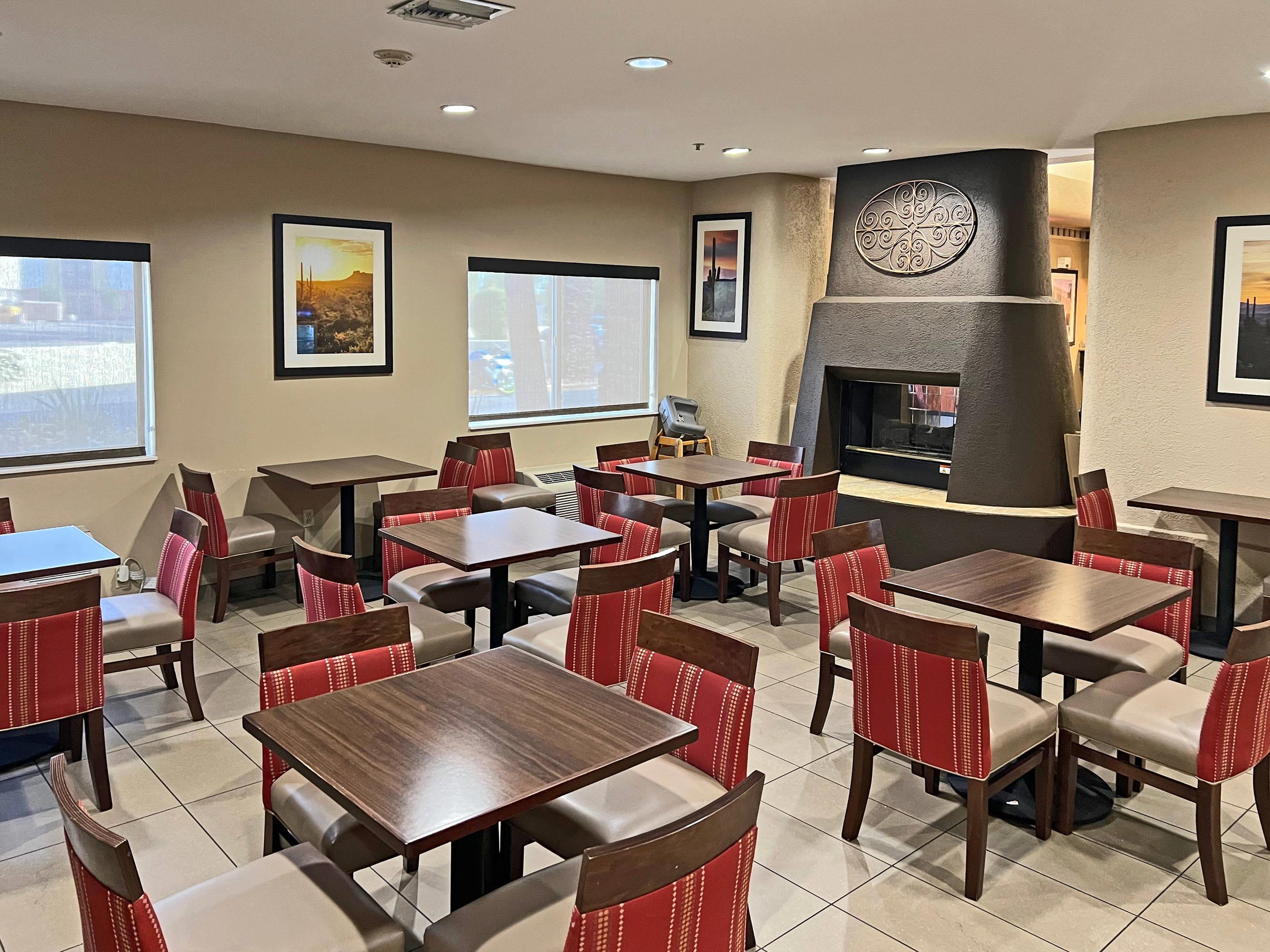 Breakfast area | Comfort Suites Peoria Sports Complex
