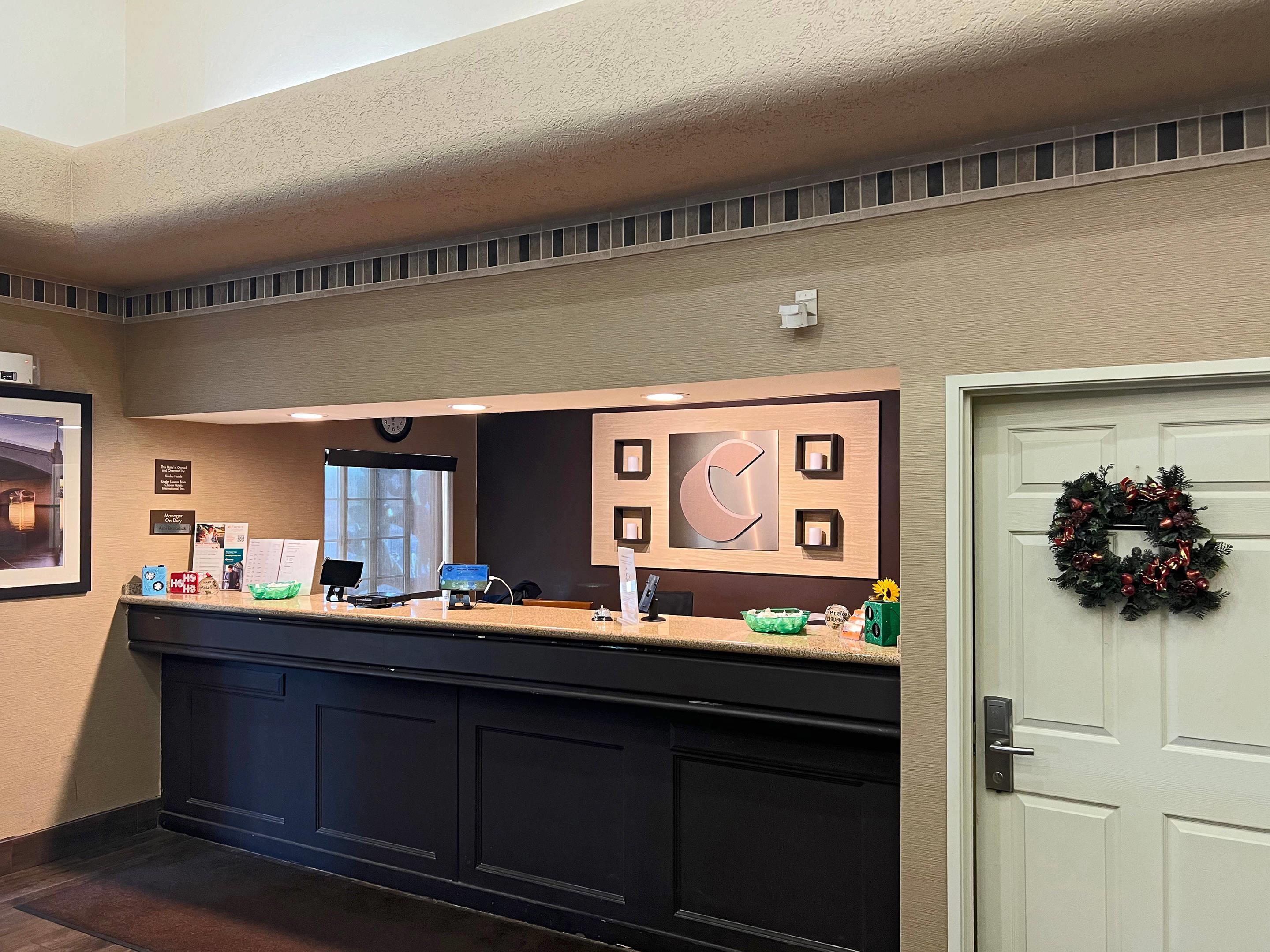 Front desk | Comfort Suites Peoria Sports Complex