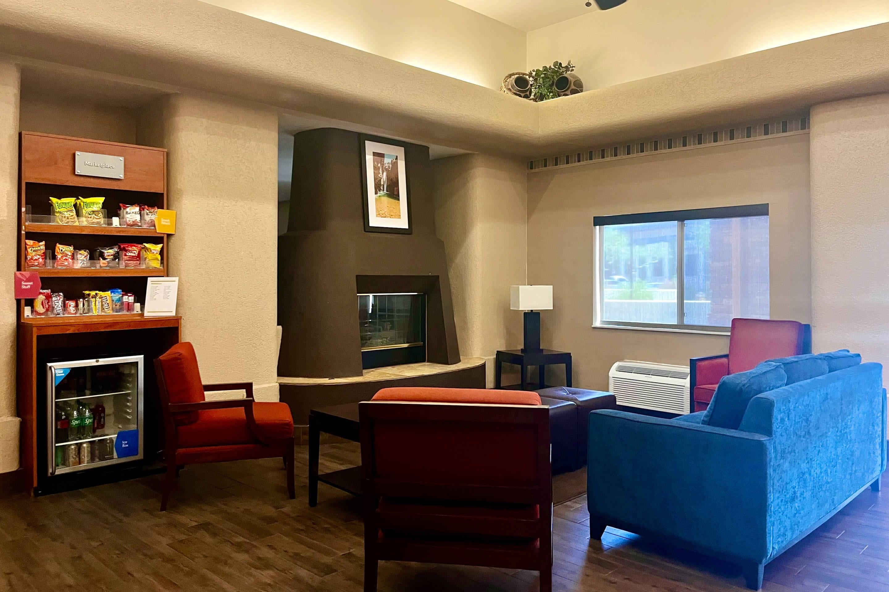 Lobby | Comfort Suites Peoria Sports Complex