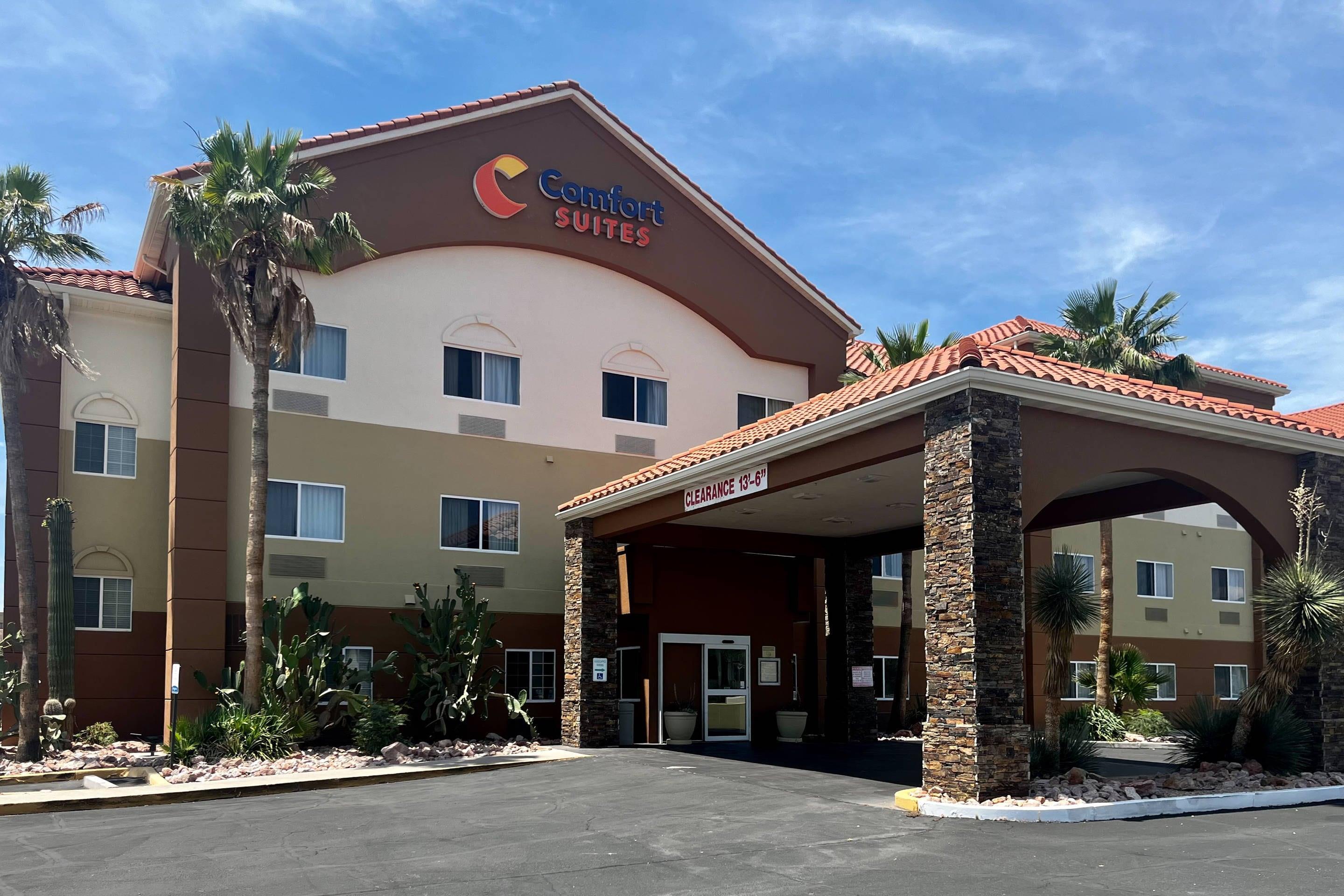 Hotel Entrance | Comfort Suites Peoria Sports Complex