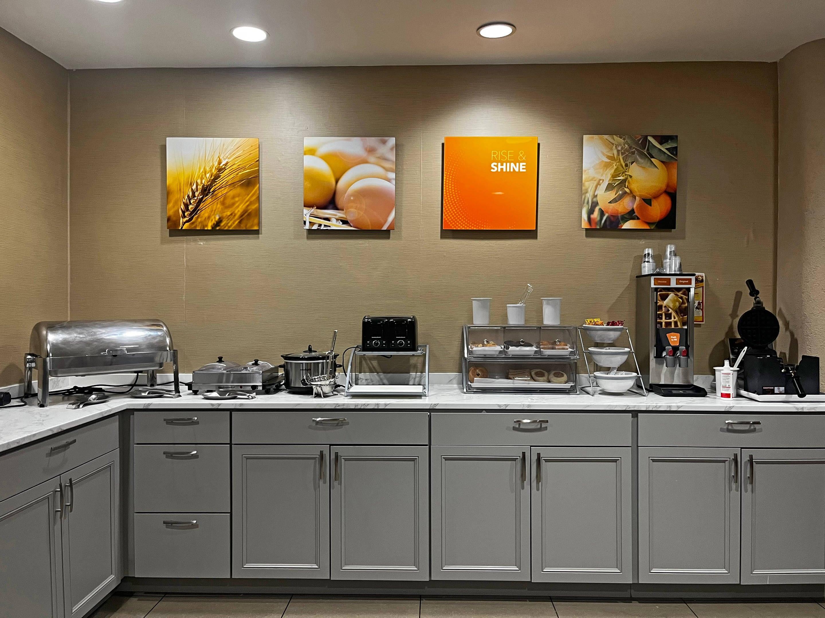 Breakfast area | Comfort Suites Peoria Sports Complex