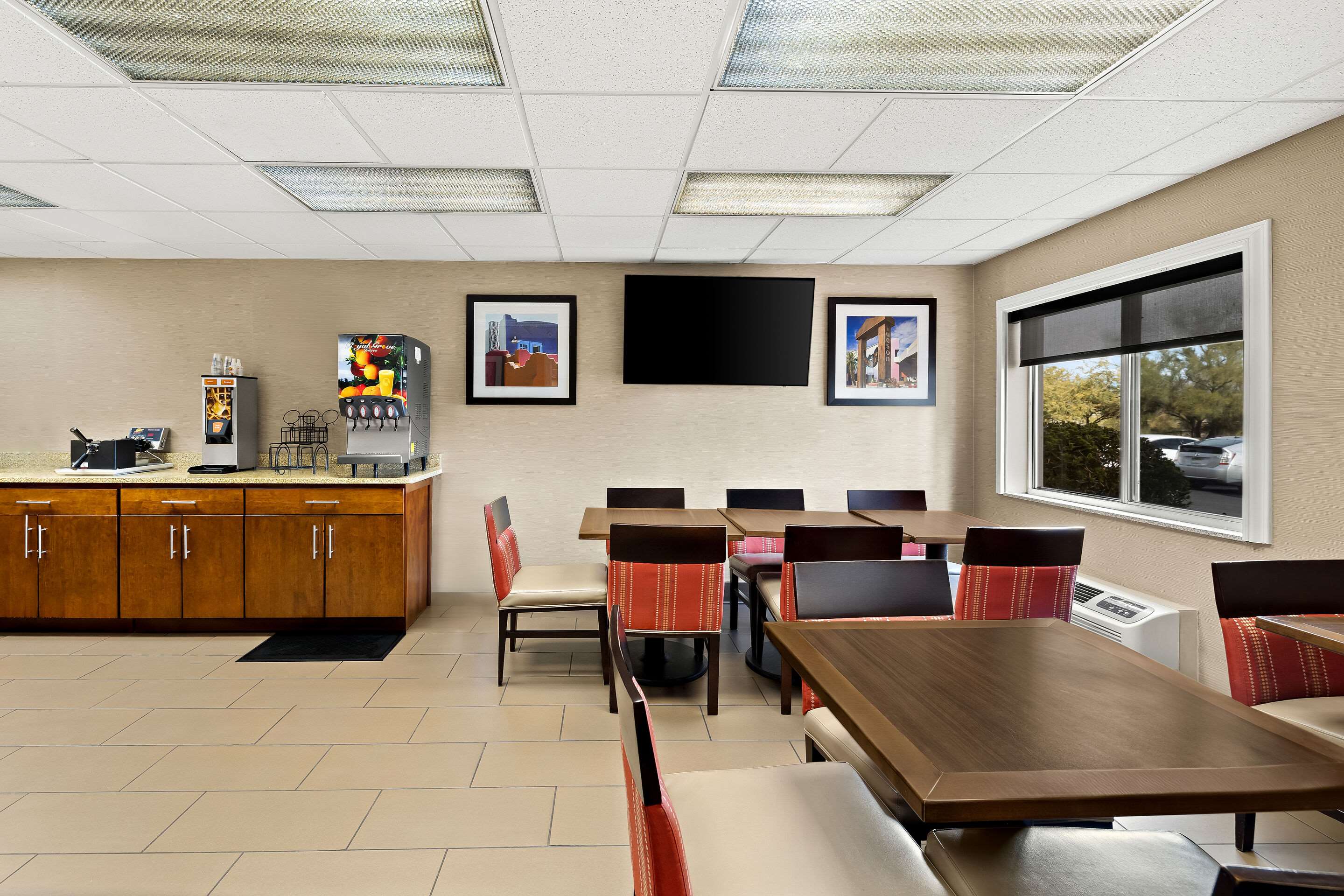 Breakfast area | Comfort Inn