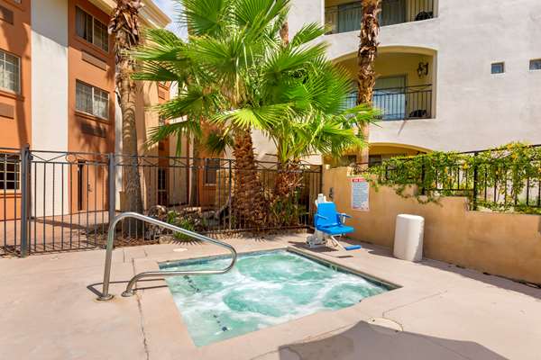 Pool - Comfort Inn & Suites at Talavi Glendale
