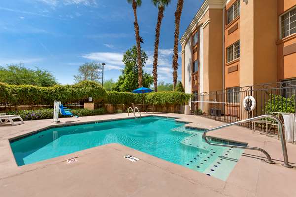 Pool - Comfort Inn & Suites at Talavi Glendale