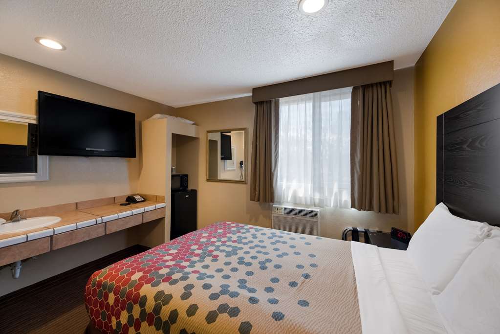 RODEWAY INN FLAGSTAFF-DOWNTOWN-guestroom-Guest Room,On-Site.jpg