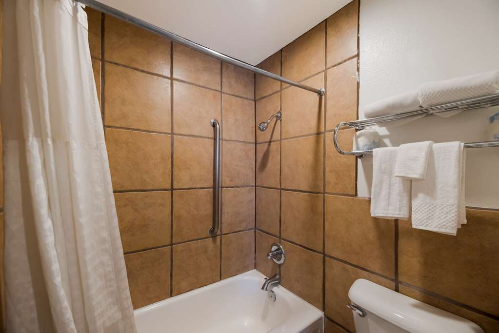 RODEWAY INN FLAGSTAFF-DOWNTOWN-guestroom-Guest Room,Bathroom,On-Site.jpg
