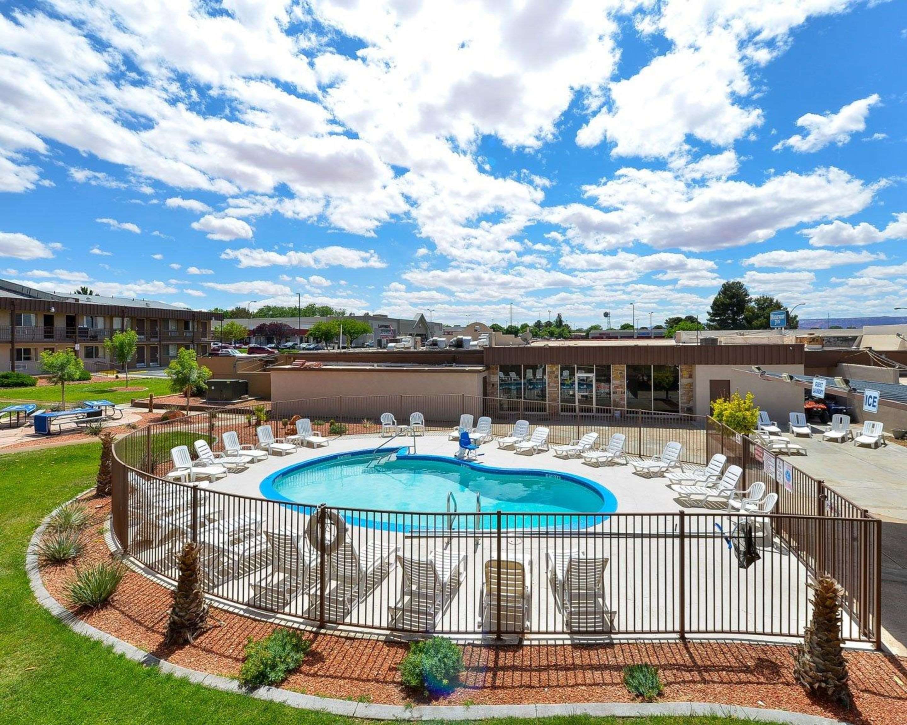 Outdoor pool | Rodeway Inn at Lake Powell