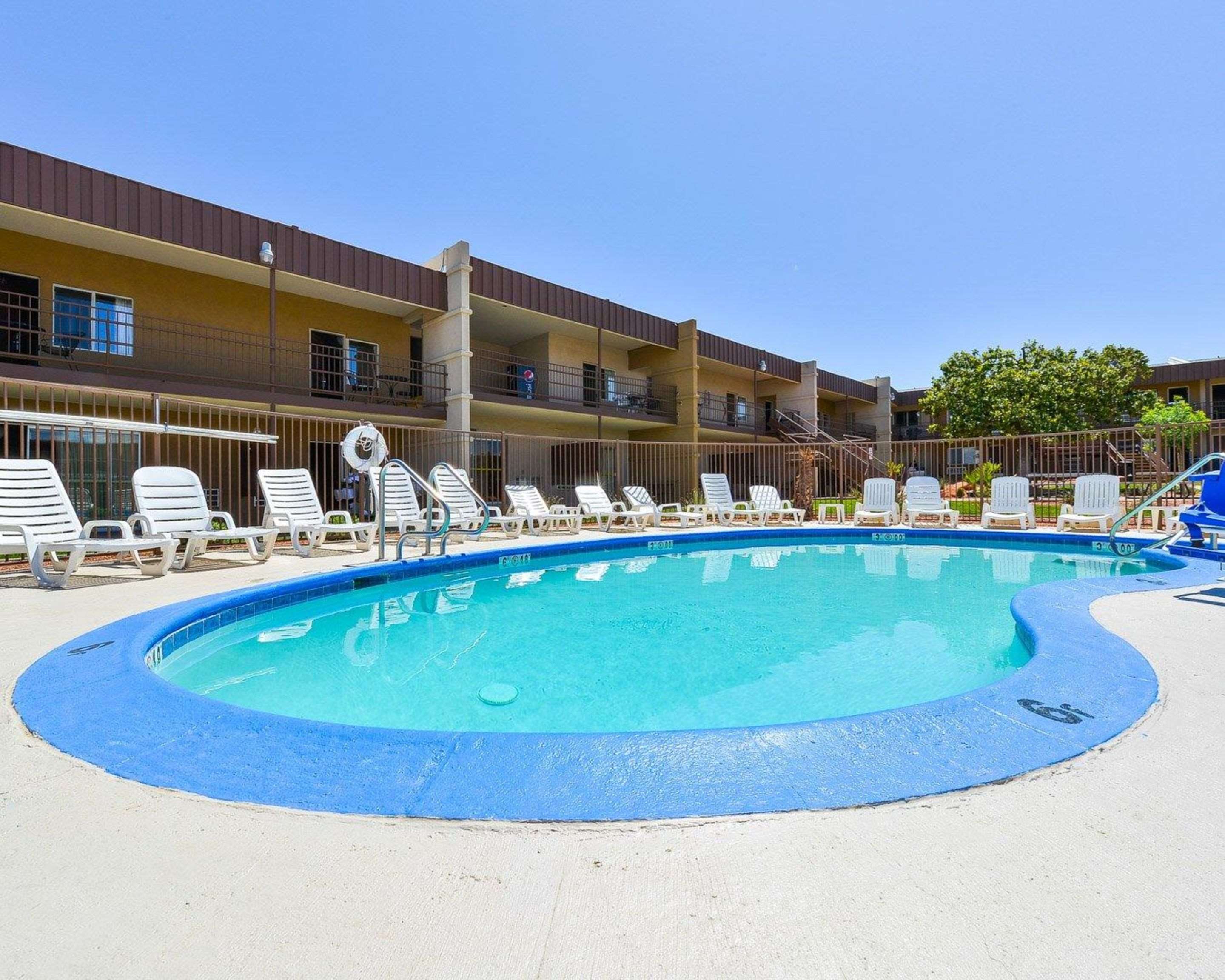 Outdoor pool | Rodeway Inn at Lake Powell