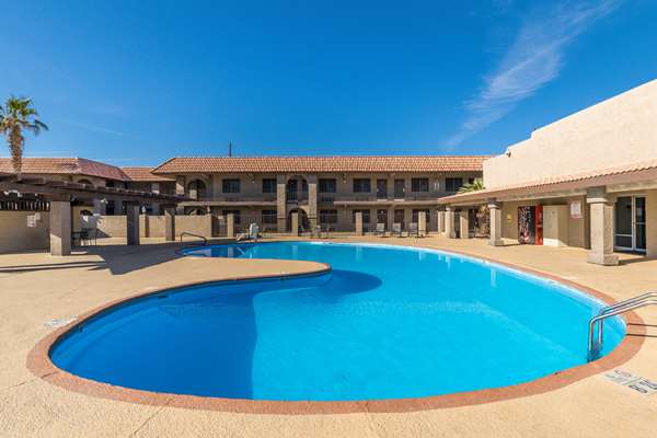 Pool - Quality Inn & Suites Lake Havasu City