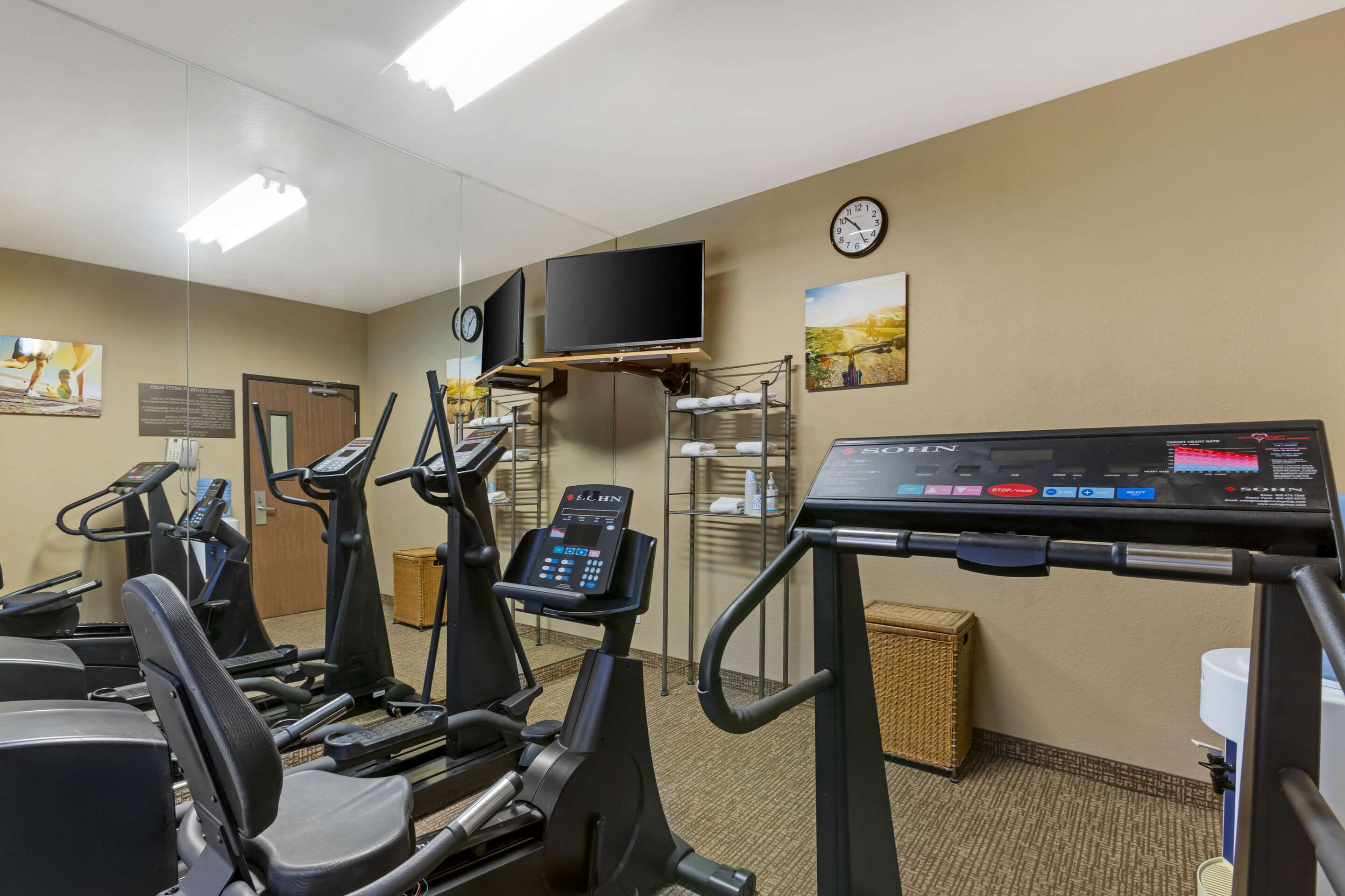 Fitness center with television | Comfort Inn Green Valley I-19