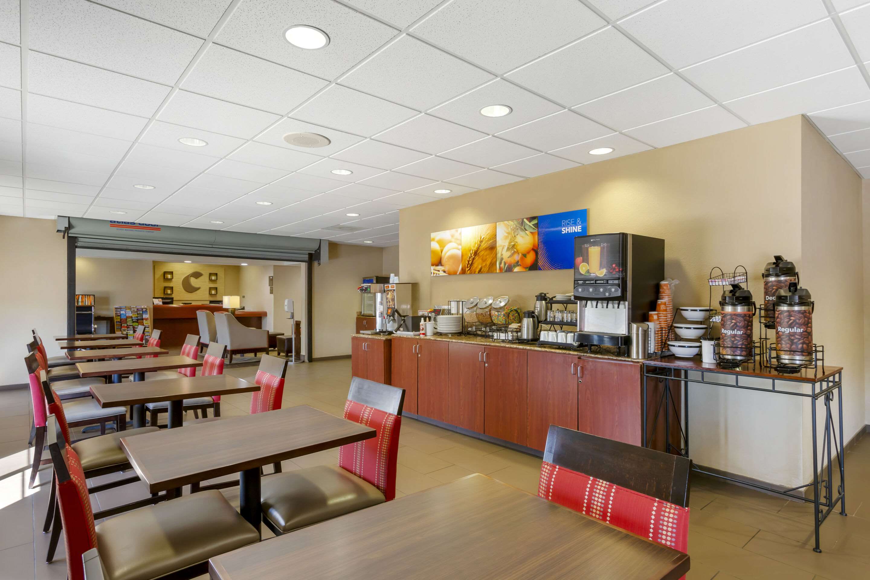 Enjoy breakfast in this seating area | Comfort Inn Green Valley I-19