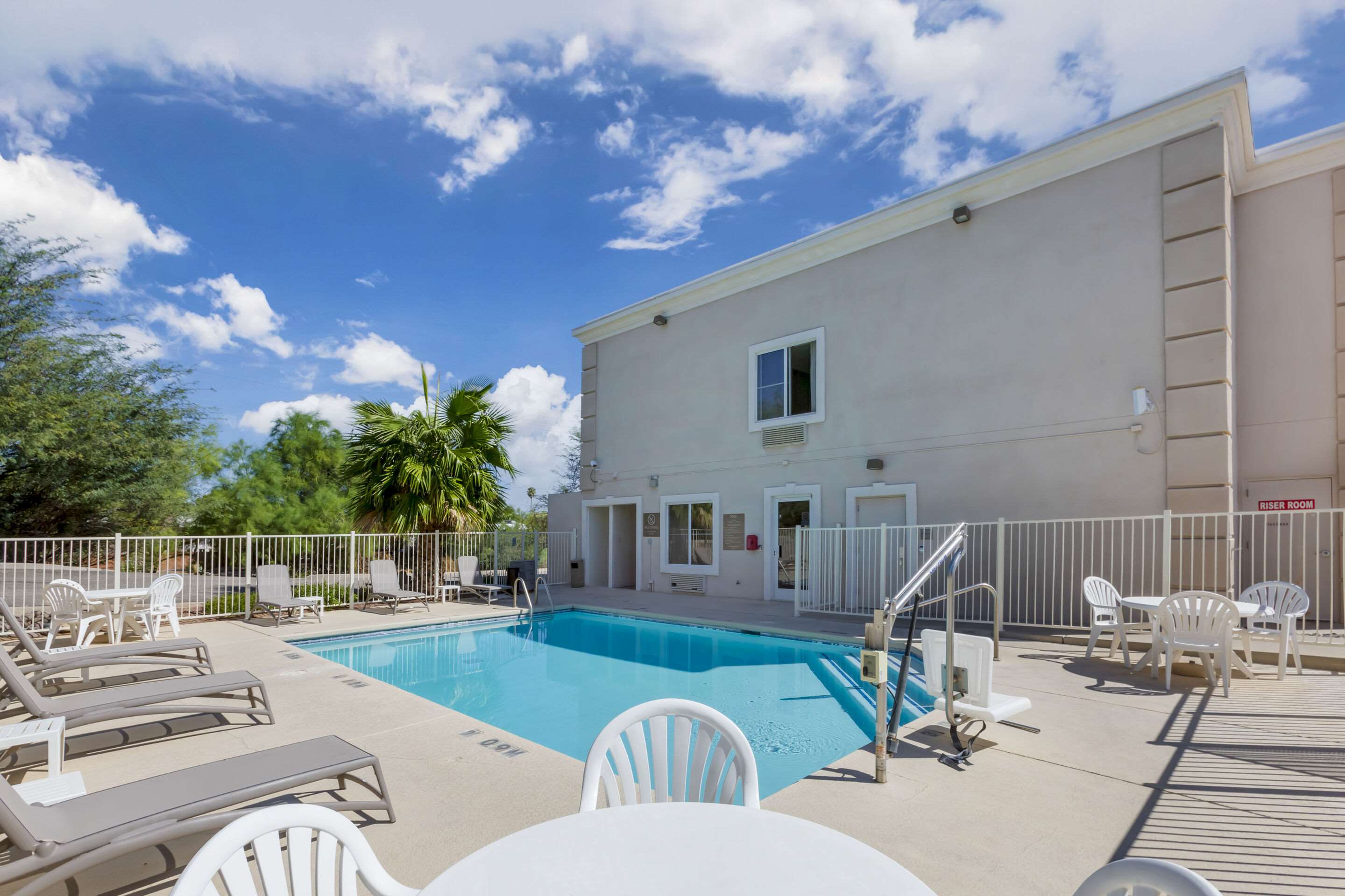 Outdoor pool | Comfort Inn Green Valley I-19