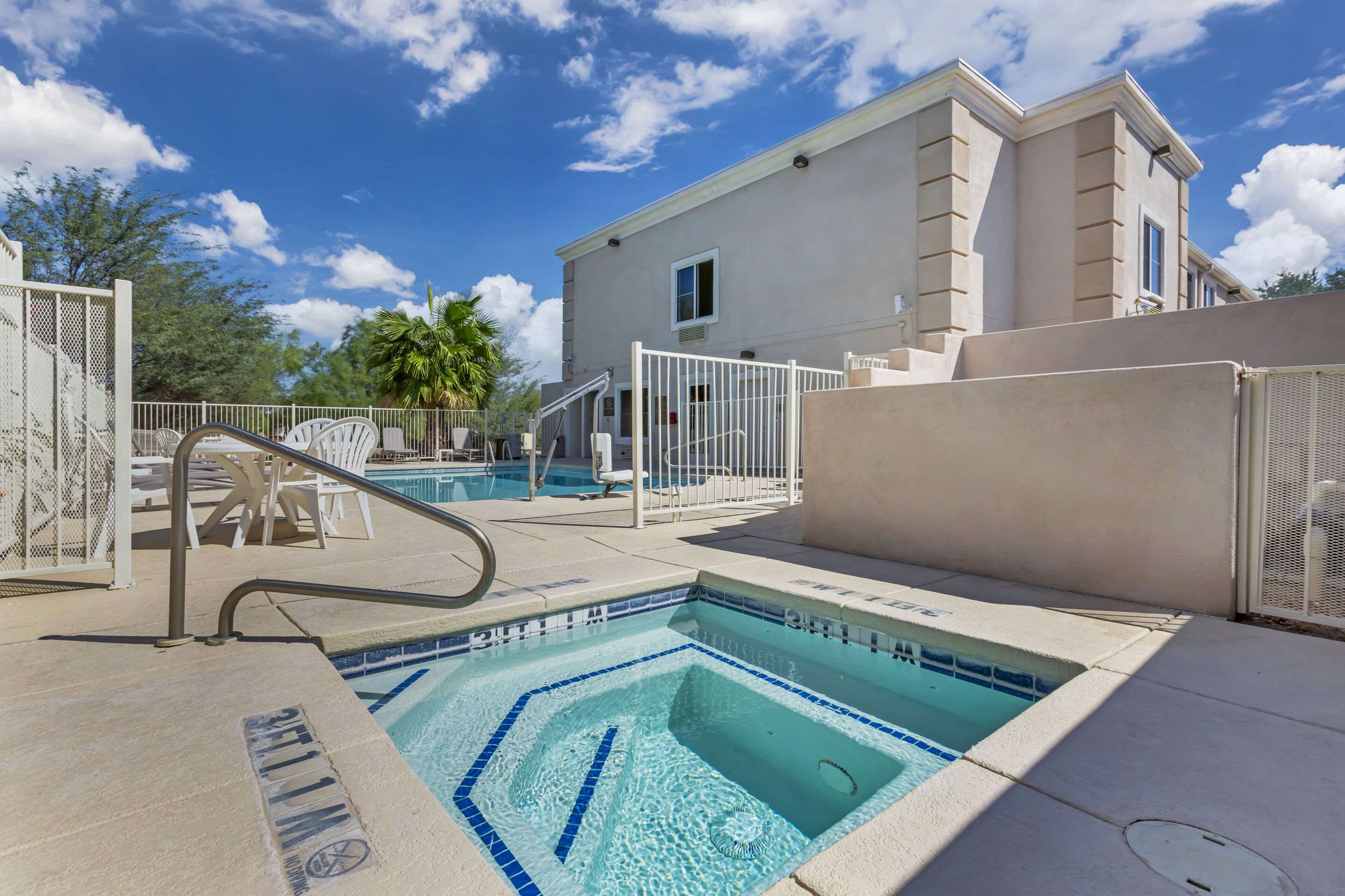 Outdoor pool | Comfort Inn Green Valley I-19