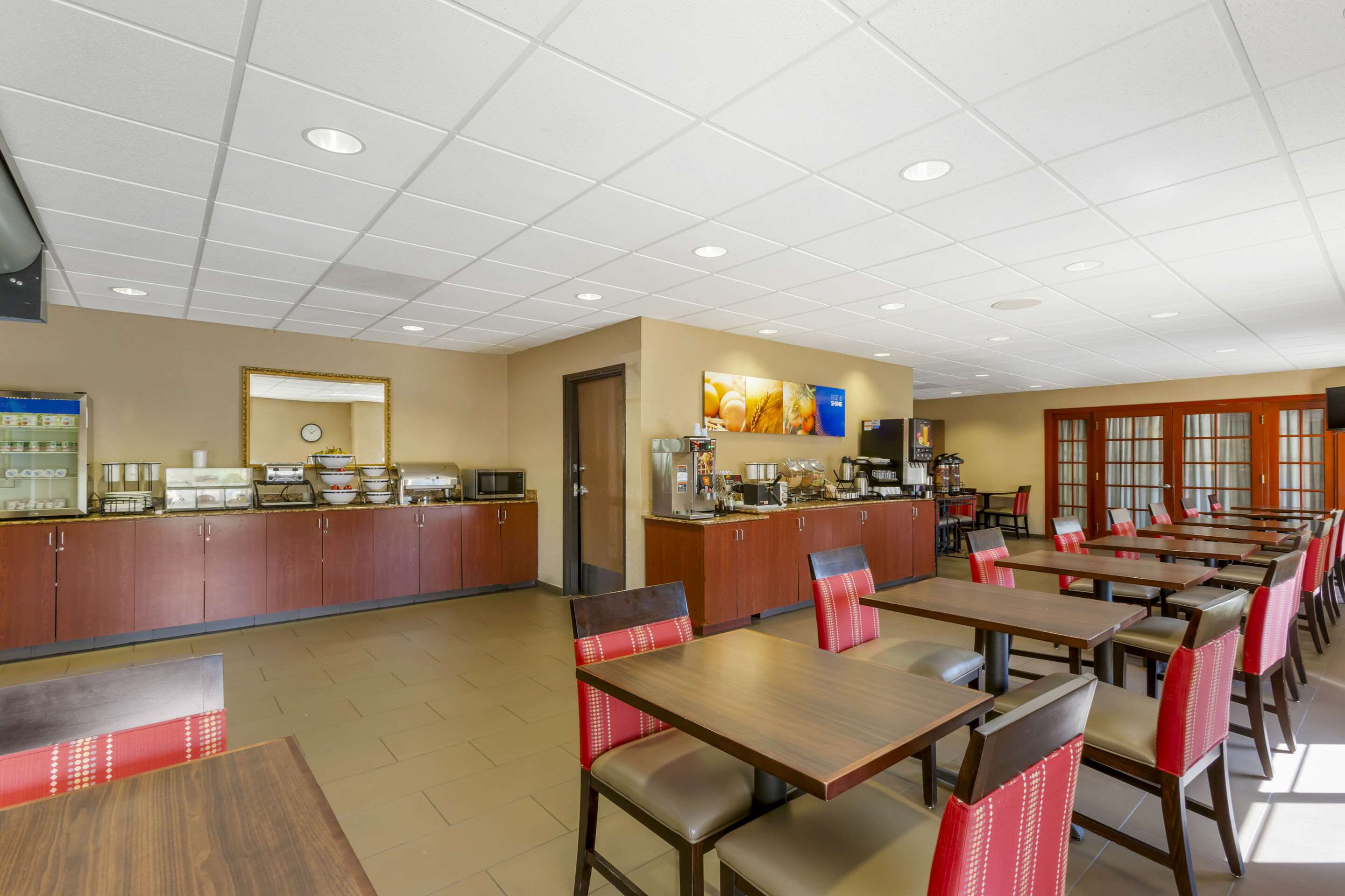Enjoy breakfast in this seating area | Comfort Inn Green Valley I-19