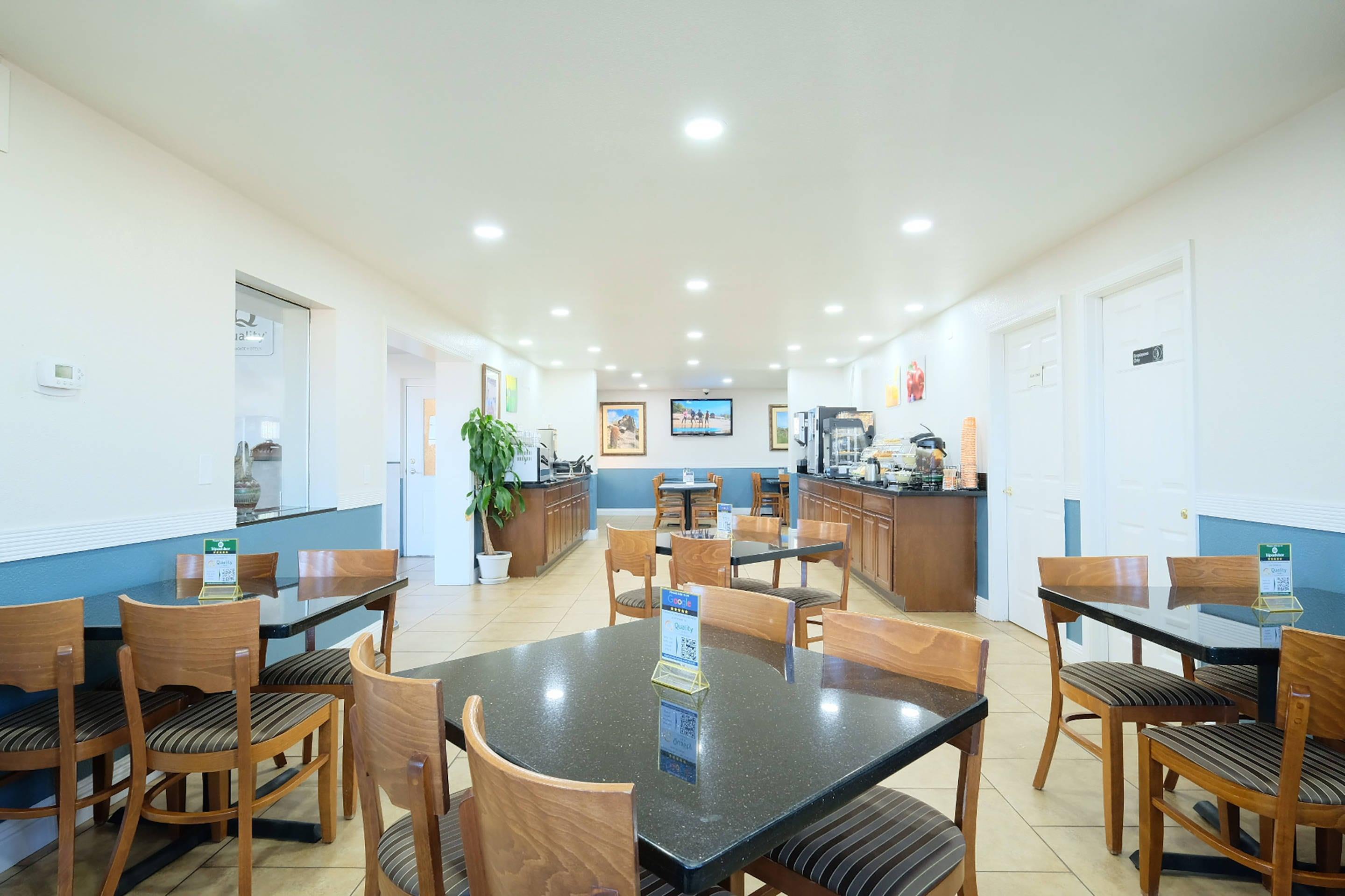 Breakfast area | Quality Inn Holbrook Petrified Forest
