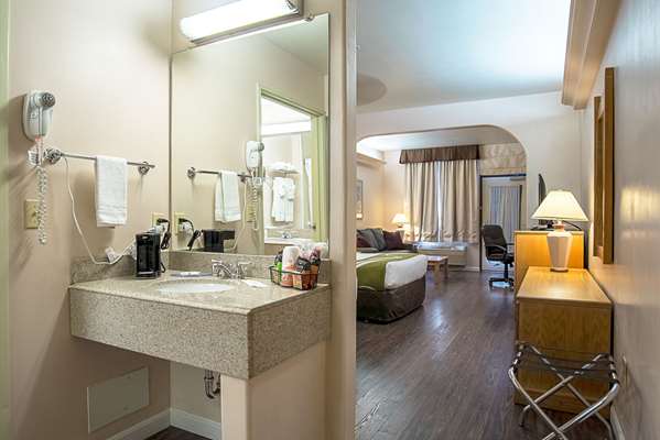 Suite - Quality Inn & Suites Youngtown