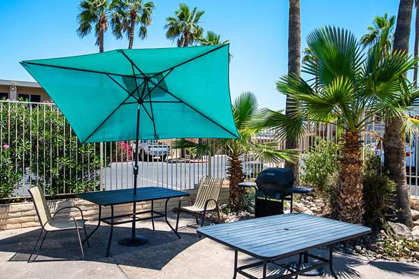 Pool - Quality Inn & Suites Youngtown