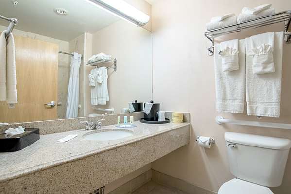 Suite - Quality Inn & Suites Youngtown