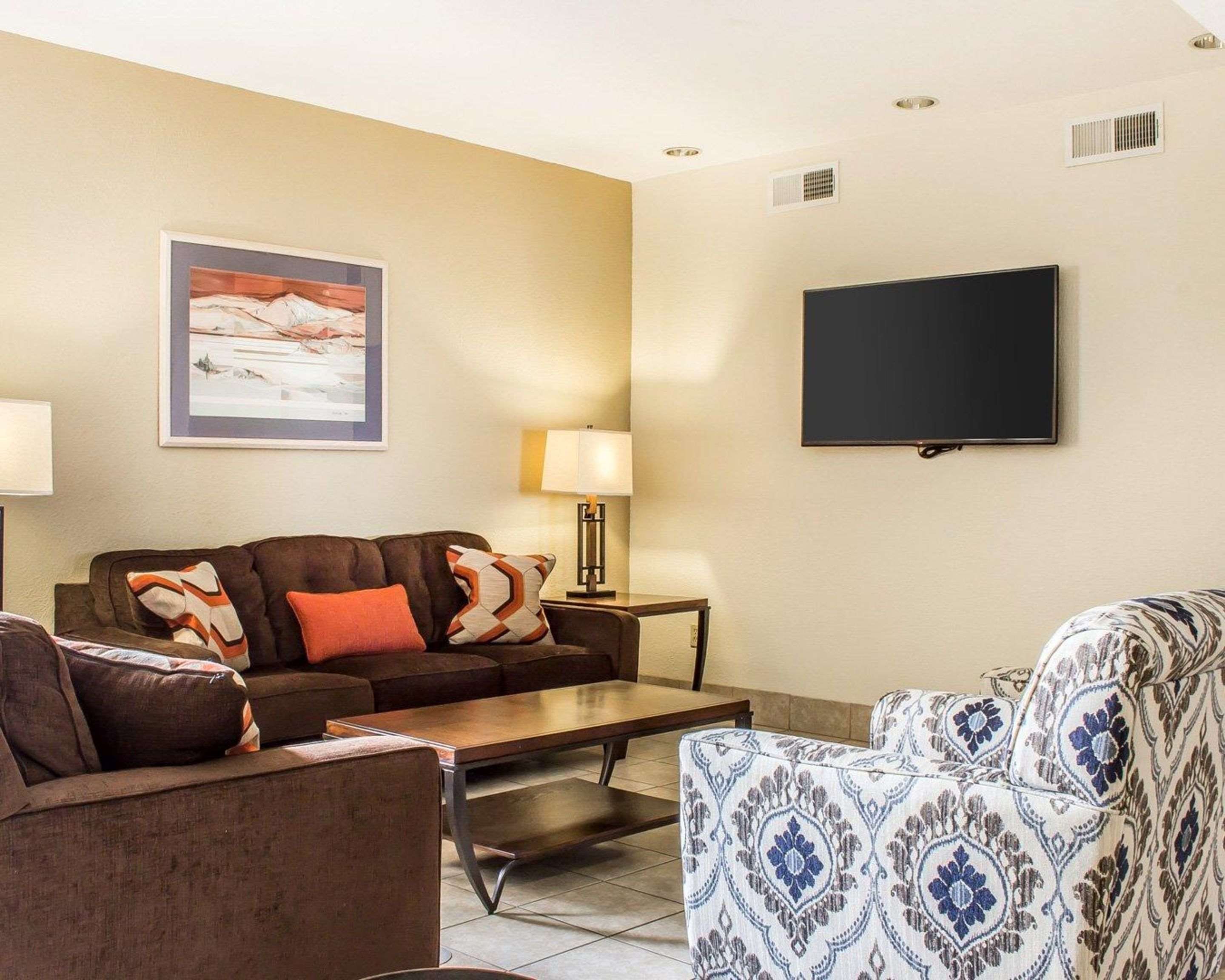 Lobby with sitting area | Quality Inn & Suites Yuma