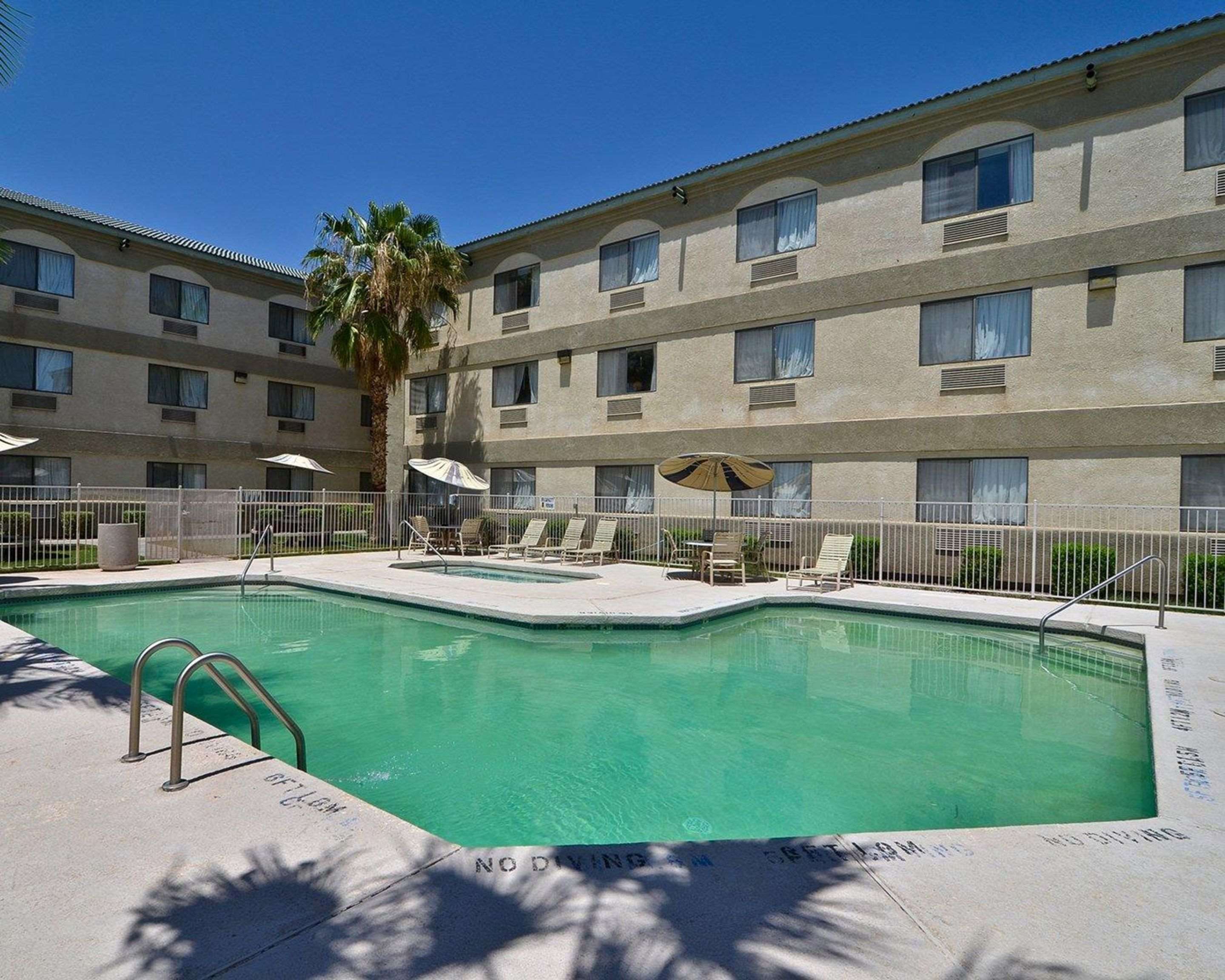 Outdoor pool with hot tub and sundeck | Quality Inn & Suites Yuma