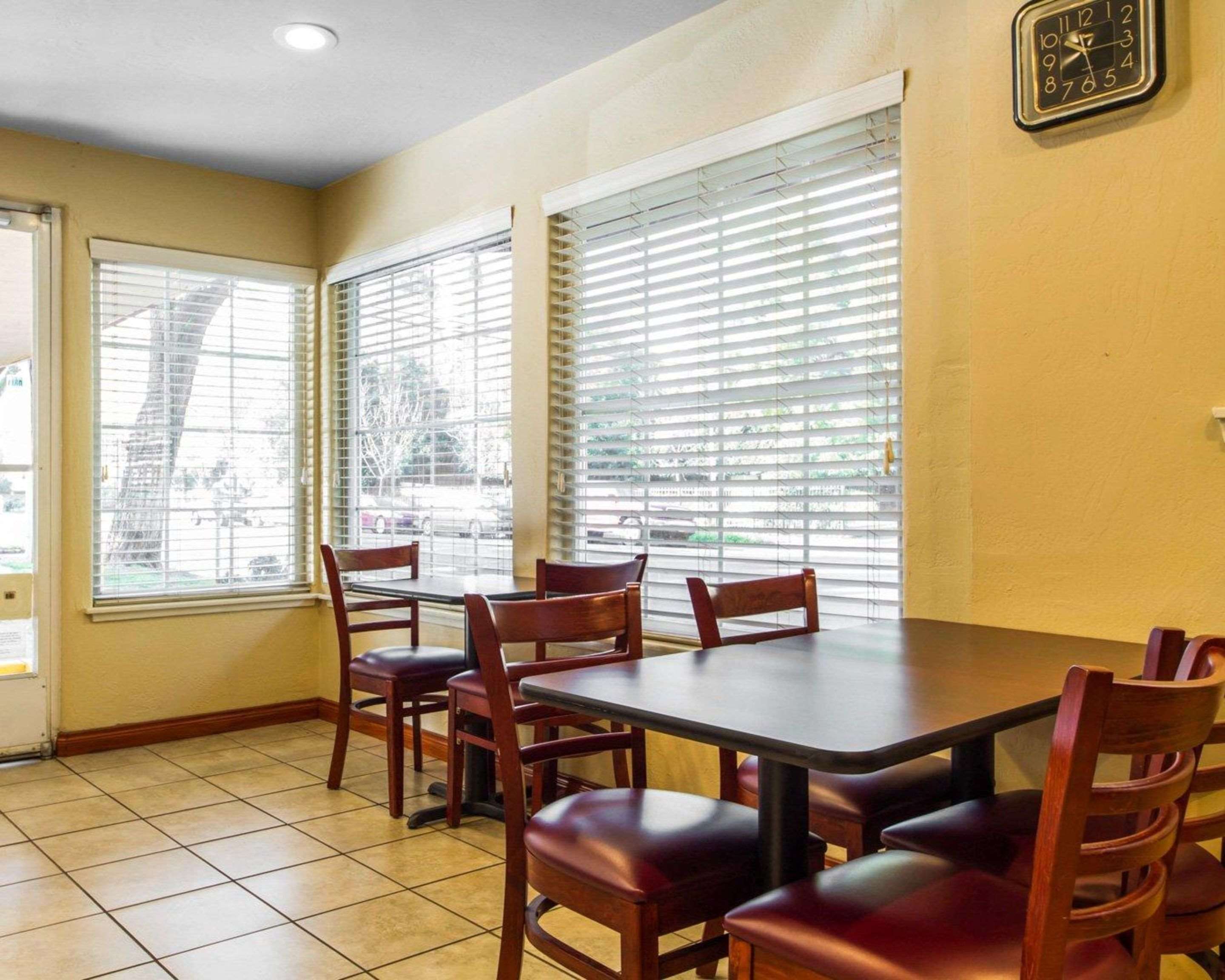 Breakfast area | Econo Lodge Sacramento Convention Center