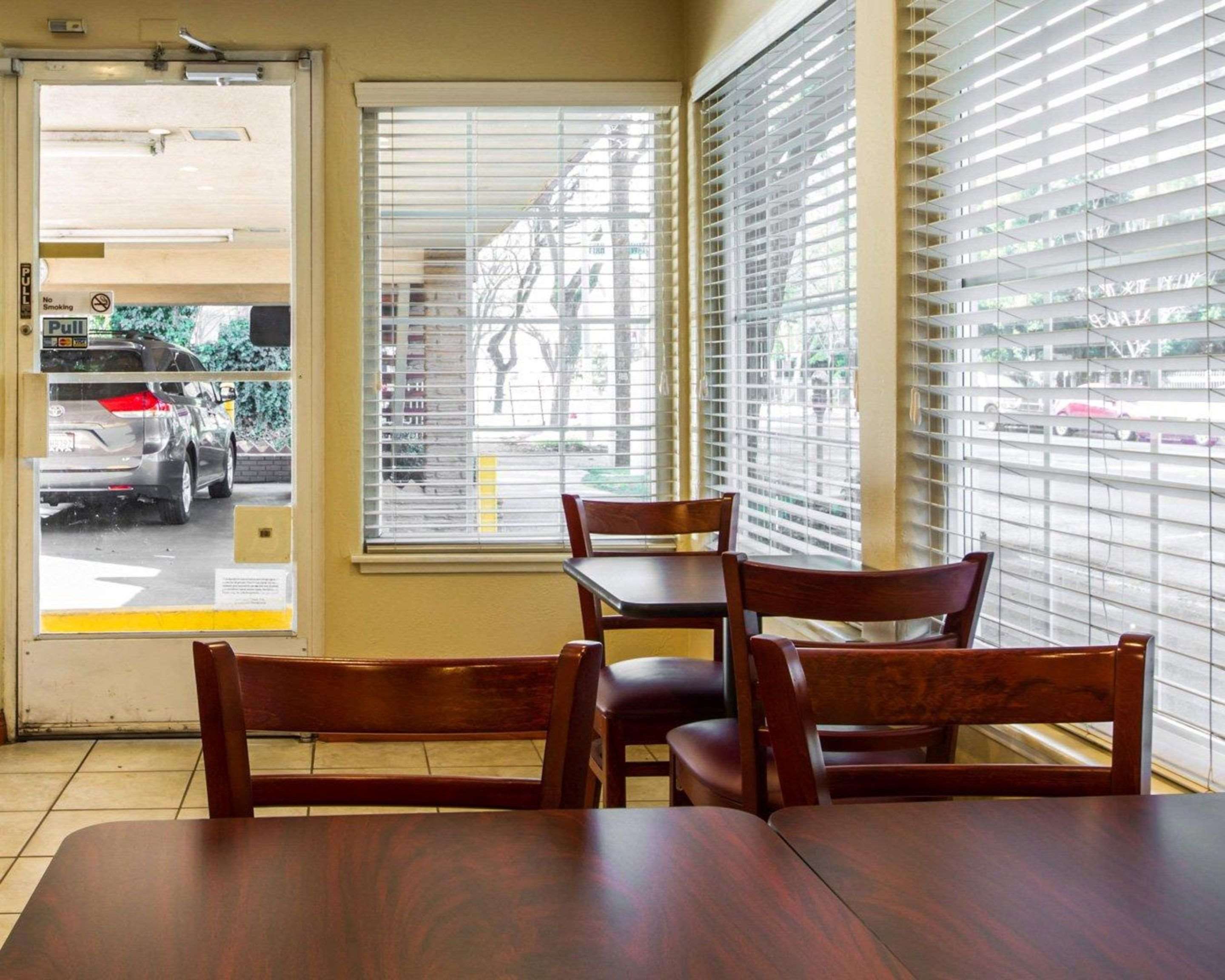Breakfast area | Econo Lodge Sacramento Convention Center