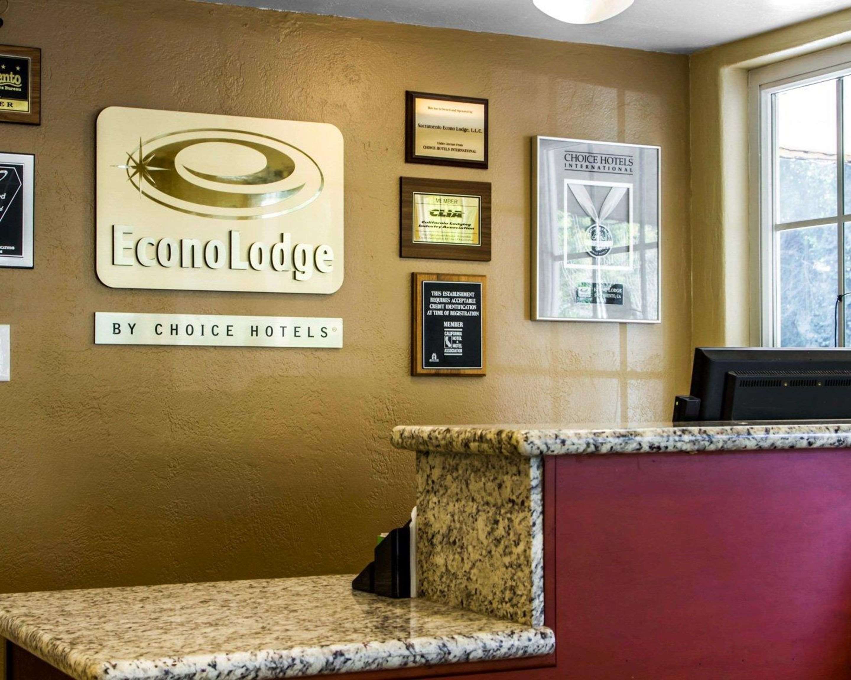 Front desk | Econo Lodge Sacramento Convention Center