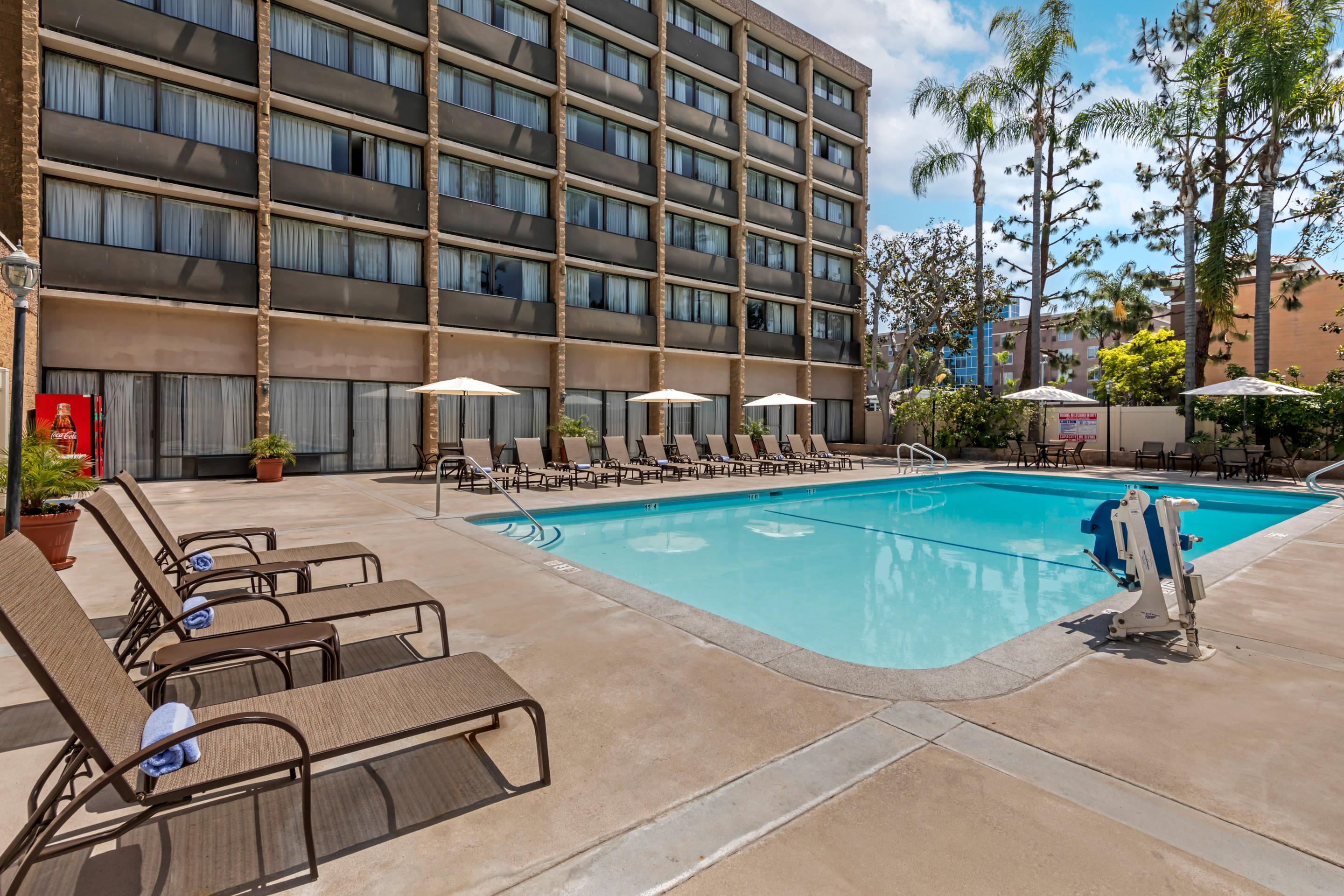 Outdoor pool | Clarion Hotel Anaheim Resort