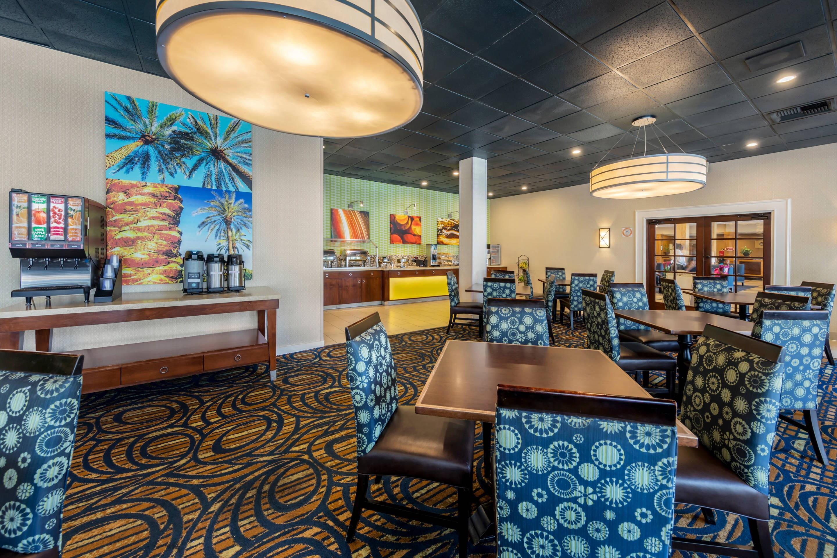 Enjoy breakfast in this seating area | Clarion Hotel Anaheim Resort