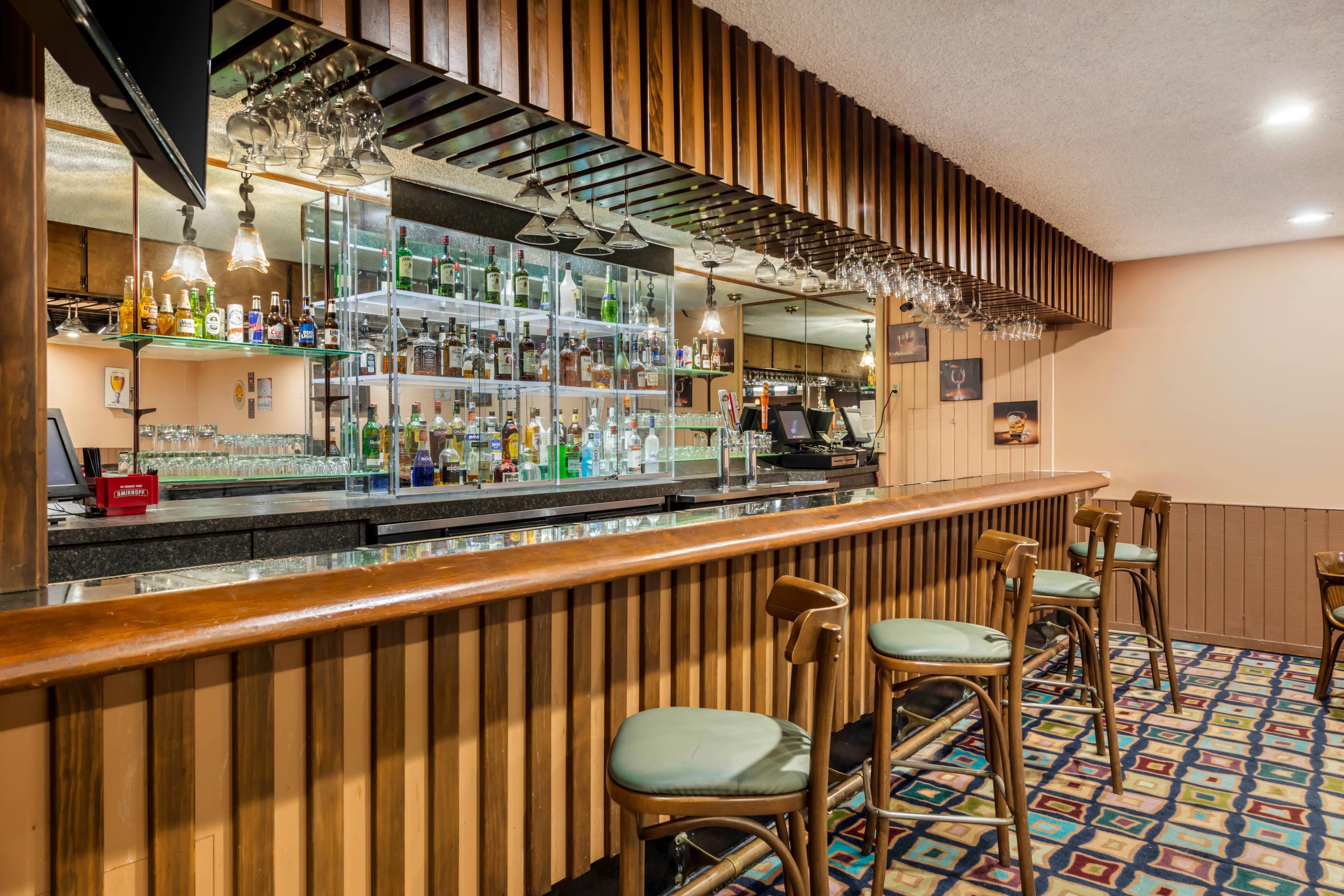 Hotel bar | Clarion Hotel Anaheim Resort
